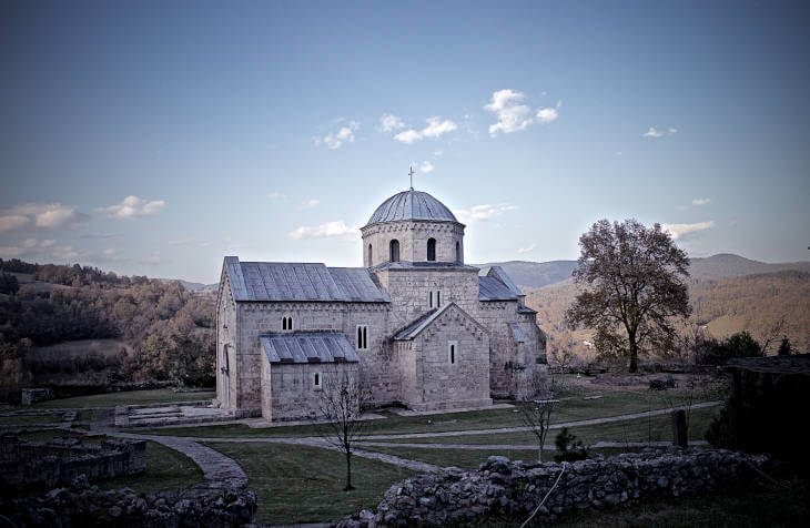 prikaz pravoslavnog manastira u Srbiji