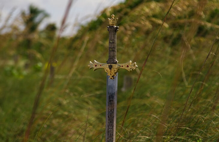 srednjovekovni mač zaboden u zemlju