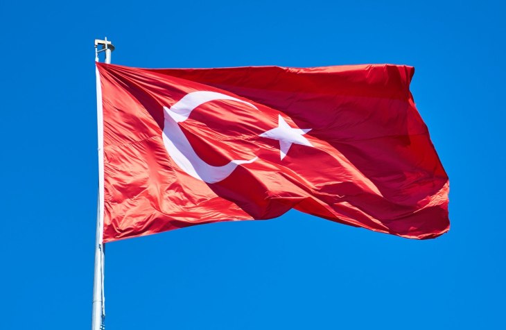 Turska zastava se vijori na vetru