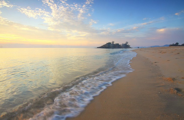 Morski talasi zapljuskuju plažu