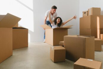 Muškarac i žena se pakuju za selidbu