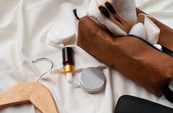 Kozmetika na krevetu pored torbice za put