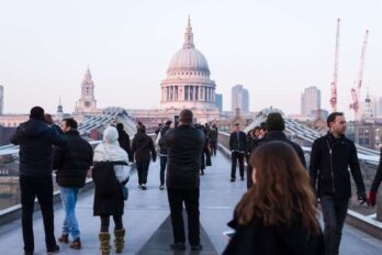 Turisti hodaju mostom u Londonu