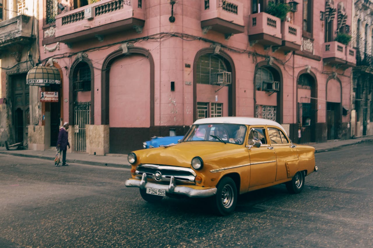 Žuti automobil na Kubi