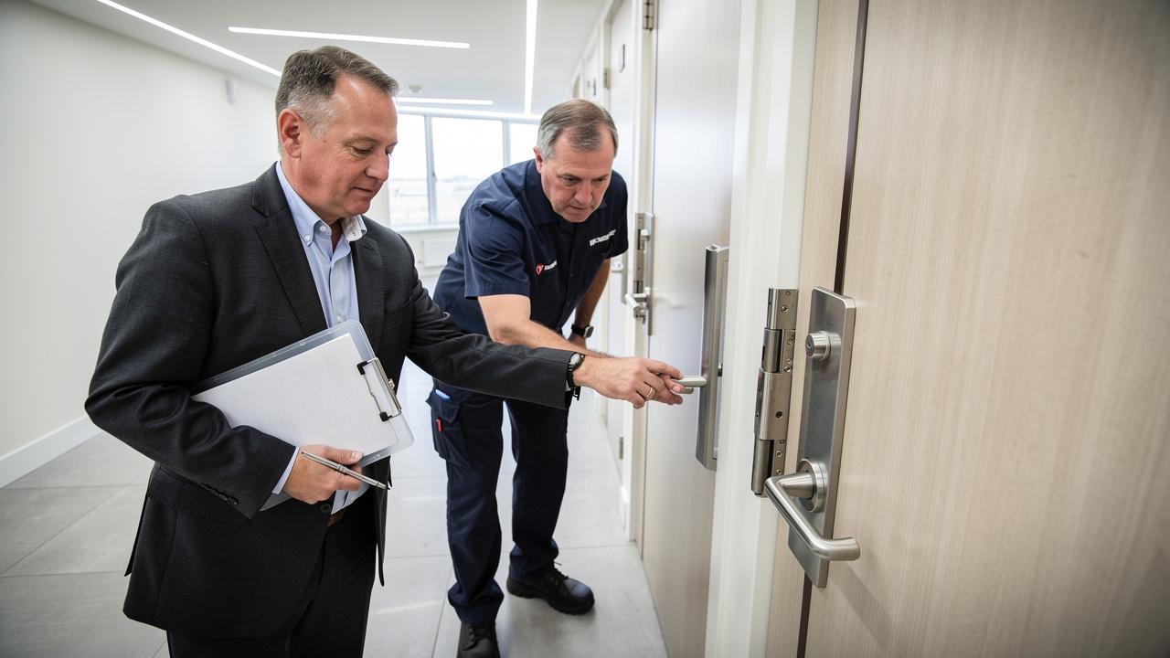 Dva muškarca kontrolišu i testiraju bravu na unutrašnjim vratima