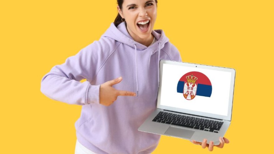 Žena drži laptop sa zastavom Srbije
