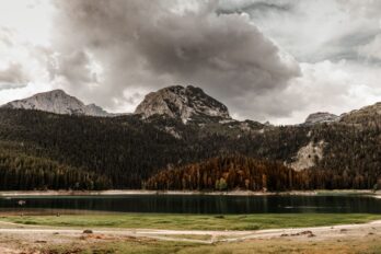 Jezero na planini.